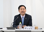 구윤철 부총리 겸 재정경제부 장관이 6월 12일 한양대학교 서울캠퍼스에서 첨단산업 인재양성 부트캠프 교육 현장을 방문, 대학 관계자 및 참여기업, 교육생 및 전문가들과의 간담회에서 인사말을 하고 있다.