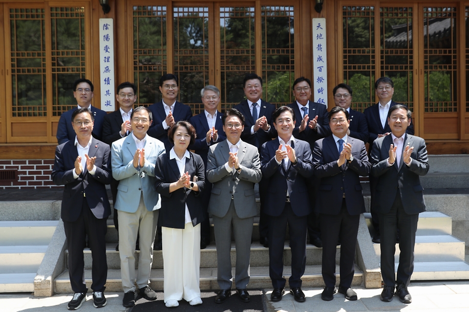 김민석 국무총리가 6월 15일 삼청동 총리서울공관에서 열린 국토대전환 관련 광역단체장 당선자 간담회를 주재하고 있다.