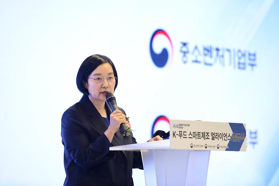 한성숙 중소벤처기업부 장관이 농림축산식품부, 식품의약품안전처와 함께 6월 10일 서울 코엑스 D홀에서 'AI+ 똑똑한 공장쇼(AI+ Smart Factory Show 2026, 6.10~6.12)'를 계기로 'K-푸드 스마트제조 얼라이언스 출범식'을 개최한다고 밝혔다.