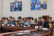 6월 14일 청와대에서 이탈리아를 국빈방문 중인 이재명 대통령이 화상회의로 주재하는 수석보좌관회의가 진행되고 있다.