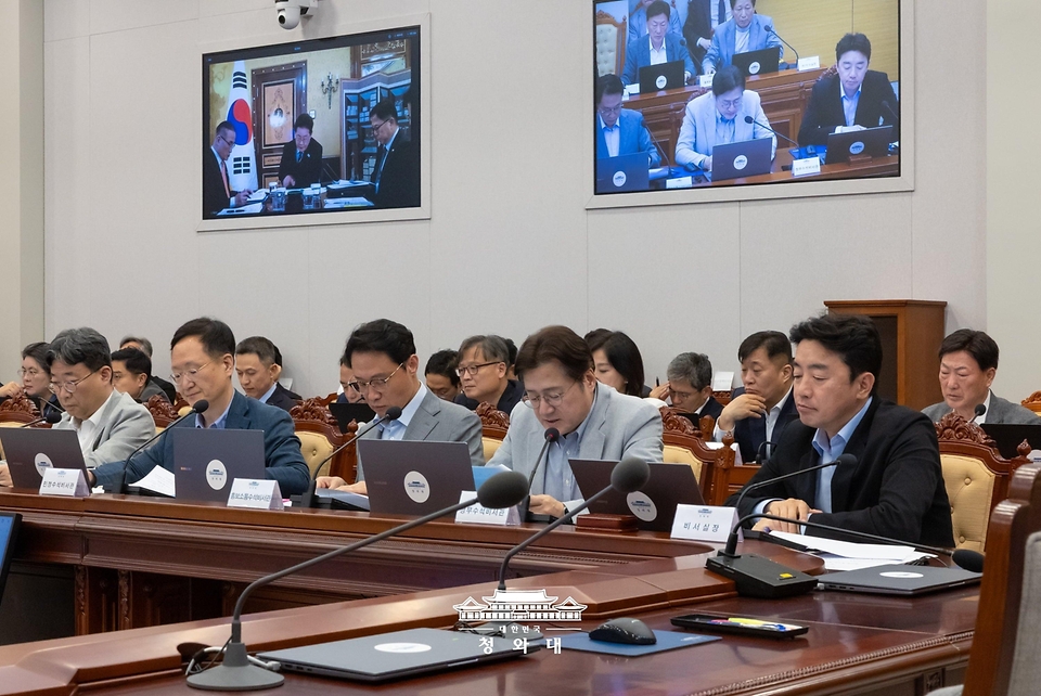 6월 14일 청와대에서 이탈리아를 국빈방문 중인 이재명 대통령이 화상회의로 주재하는 수석보좌관회의가 진행되고 있다.