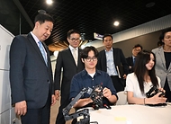구윤철 부총리 겸 재정경제부 장관이 6월 12일 한양대학교 서울캠퍼스에서 첨단산업 인재양성 부트캠프 교육 현장을 방문, 퓨전테크센터에서 로봇 플랫폼 AI 모델 학습 시연을 하고 있다.