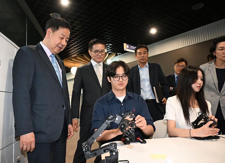 구윤철 부총리 겸 재정경제부 장관이 6월 12일 한양대학교 서울캠퍼스에서 첨단산업 인재양성 부트캠프 교육 현장을 방문, 퓨전테크센터에서 로봇 플랫폼 AI 모델 학습 시연을 하고 있다.