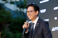 배경훈 부총리 겸 과학기술정보통신부 장관이 6월 8일 서울 중구 신라호텔 영빈관에서 열린 '엔비디아, 코리아 AI 에코시스템 리셉션'에 참석해 젠슨 황 엔비디아 대표를 만나 악수하고 있다.