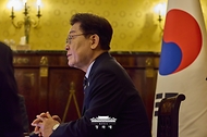 이탈리아를 국빈방문 중인 이재명 대통령이 6월 14일(현지 시간) 로마의 한 호텔에서 화상으로 수석보좌관회의를 하고 있다.