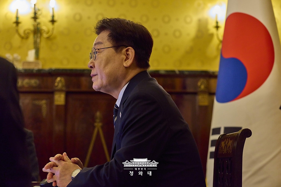 이탈리아를 국빈방문 중인 이재명 대통령이 6월 14일(현지 시간) 로마의 한 호텔에서 화상으로 수석보좌관회의를 하고 있다.
