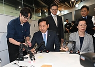 구윤철 부총리 겸 재정경제부 장관이 6월 12일 한양대학교 서울캠퍼스에서 첨단산업 인재양성 부트캠프 교육 현장을 방문, 퓨전테크센터에서 로봇 플랫폼 AI 모델 학습 시연을 하고 있다.
