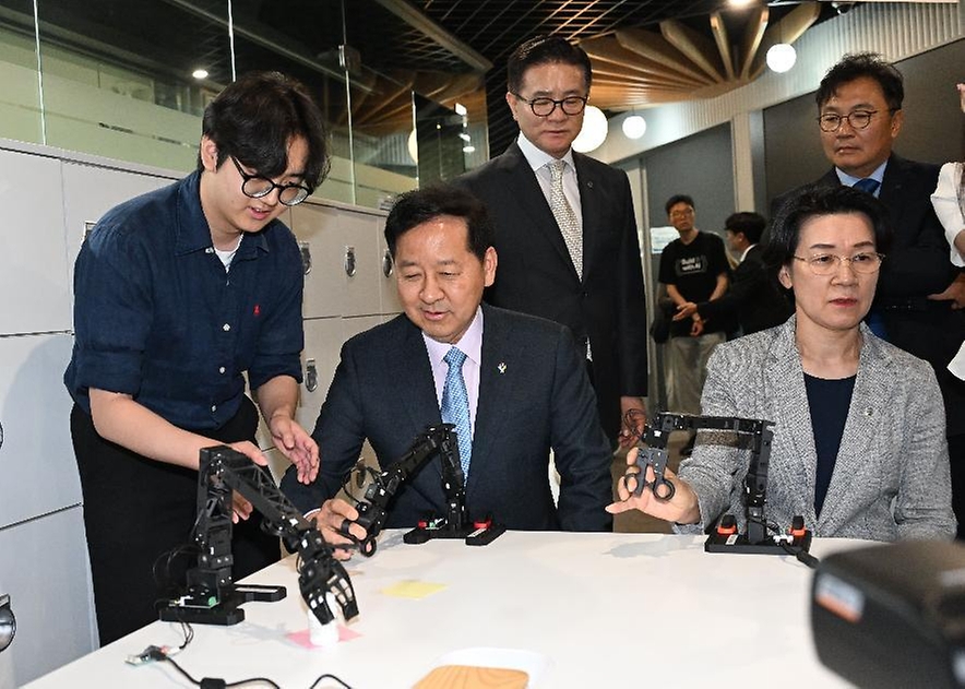 구윤철 부총리 겸 재정경제부 장관이 6월 12일 한양대학교 서울캠퍼스에서 첨단산업 인재양성 부트캠프 교육 현장을 방문, 퓨전테크센터에서 로봇 플랫폼 AI 모델 학습 시연을 하고 있다.