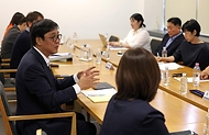 문화체육관광부 최휘영 장관이 6월 12일 국립현대미술관 서울관에서 문화예술정책자문위원회 애니메이션 분과 제3차 회의를 열어 애니메이션 산업 주요 현안과 향후 정책 방향을 논의하고 있다.