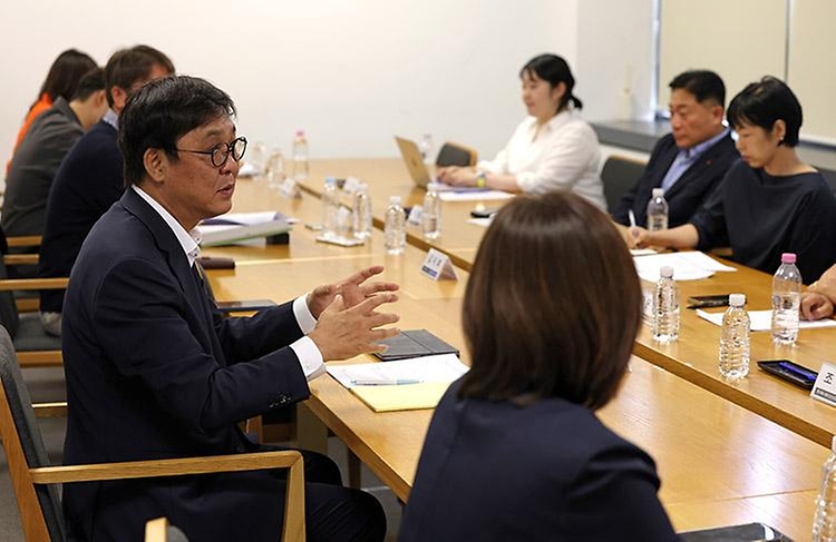 문화체육관광부 최휘영 장관이 6월 12일 국립현대미술관 서울관에서 문화예술정책자문위원회 애니메이션 분과 제3차 회의를 열어 애니메이션 산업 주요 현안과 향후 정책 방향을 논의하고 있다.
