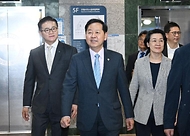 구윤철 부총리 겸 재정경제부 장관이 6월 12일 한양대학교 서울캠퍼스에서 첨단산업 인재양성 부트캠프 교육 현장을 방문하고 있다.