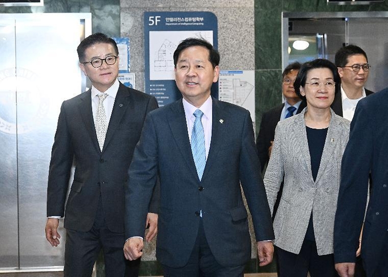 구윤철 부총리 겸 재정경제부 장관이 6월 12일 한양대학교 서울캠퍼스에서 첨단산업 인재양성 부트캠프 교육 현장을 방문하고 있다.