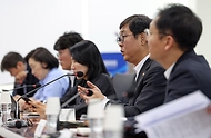 문화체육관광부 최휘영 장관이 6월 11일 올림픽회관에서 대한체육회 및 국민체육진흥공단 관계자와 함께 국민 참정권 침해 집회 상황 등으로 인해 이어지고 있는 경기장 봉쇄상황과 관련해 올림픽 공원 핸드볼경기장 입주 회원종목단체들을 만나 대책 회의를 진행하고 있다.