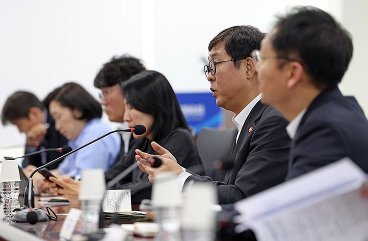 문화체육관광부 최휘영 장관이 6월 11일 올림픽회관에서 대한체육회 및 국민체육진흥공단 관계자와 함께 국민 참정권 침해 집회 상황 등으로 인해 이어지고 있는 경기장 봉쇄상황과 관련해 올림픽 공원 핸드볼경기장 입주 회원종목단체들을 만나 대책 회의를 진행하고 있다.