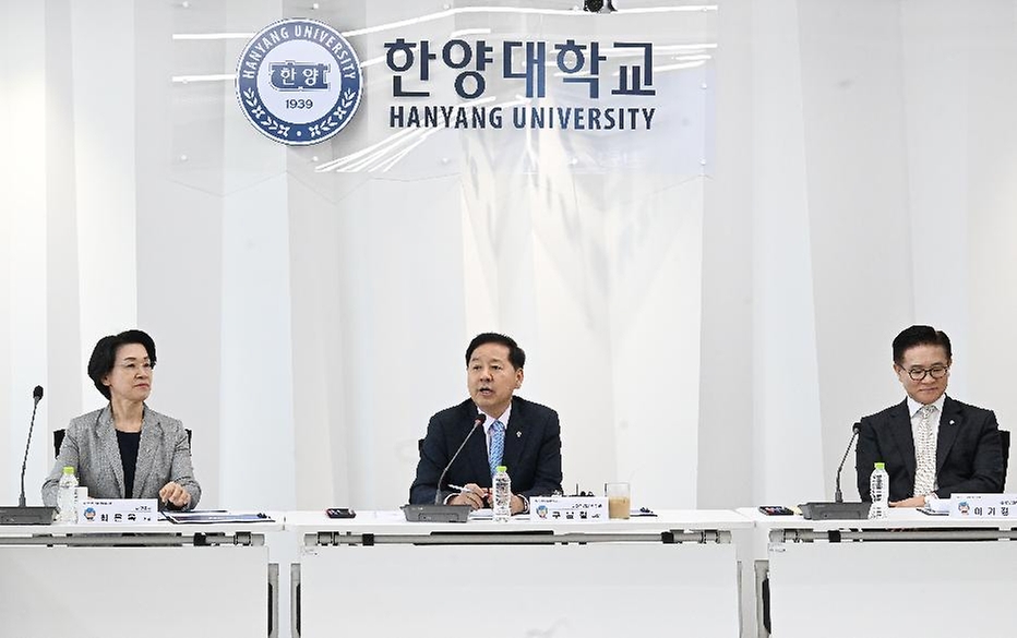 구윤철 부총리 겸 재정경제부 장관이 6월 12일 한양대학교 서울캠퍼스에서 첨단산업 인재양성 부트캠프 교육 현장을 방문, 대학 관계자 및 참여기업, 교육생 및 전문가들과의 간담회에서 인사말을 하고 있다.