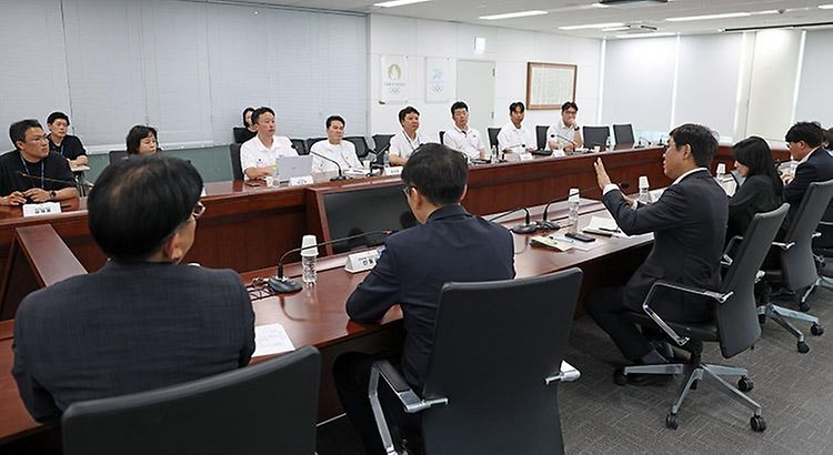 문화체육관광부 최휘영 장관이 6월 11일 올림픽회관에서 대한체육회 및 국민체육진흥공단 관계자와 함께 국민 참정권 침해 집회 상황 등으로 인해 이어지고 있는 경기장 봉쇄상황과 관련해 올림픽 공원 핸드볼경기장 입주 회원종목단체들을 만나 대책 회의를 진행하고 있다.