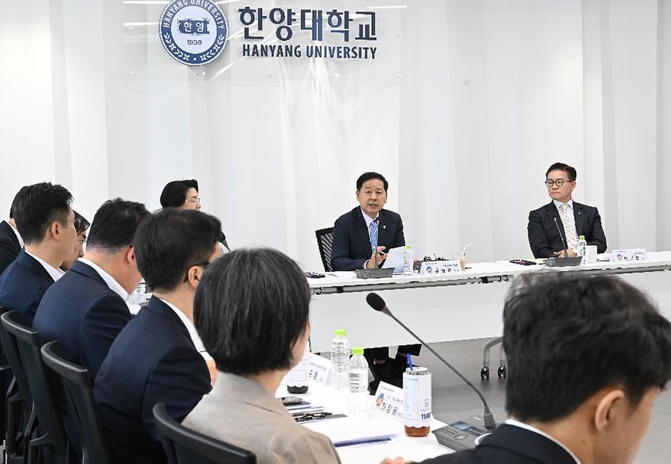 구윤철 부총리 겸 재정경제부 장관이 6월 12일 한양대학교 서울캠퍼스에서 첨단산업 인재양성 부트캠프 교육 현장을 방문, 대학 관계자 및 참여기업, 교육생 및 전문가들과의 간담회에서 인사말을 하고 있다.