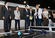 구윤철 부총리 겸 재정경제부 장관이 6월 12일 한양대학교 서울캠퍼스에서 첨단산업 인재양성 부트캠프 교육 현장을 방문, 퓨전테크센터에서 객체인식모델 기반 자율주행 시연을 하고 있다.