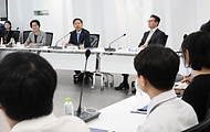 구윤철 부총리 겸 재정경제부 장관이 6월 12일 한양대학교 서울캠퍼스에서 첨단산업 인재양성 부트캠프 교육 현장을 방문, 대학 관계자 및 참여기업, 교육생 및 전문가들과의 간담회에서 인사말을 하고 있다.