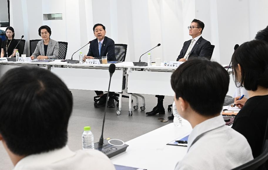구윤철 부총리 겸 재정경제부 장관이 6월 12일 한양대학교 서울캠퍼스에서 첨단산업 인재양성 부트캠프 교육 현장을 방문, 대학 관계자 및 참여기업, 교육생 및 전문가들과의 간담회에서 인사말을 하고 있다.