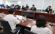 문화체육관광부 최휘영 장관이 6월 11일 올림픽회관에서 대한체육회 및 국민체육진흥공단 관계자와 함께 국민 참정권 침해 집회 상황 등으로 인해 이어지고 있는 경기장 봉쇄상황과 관련해 올림픽 공원 핸드볼경기장 입주 회원종목단체들을 만나 대책 회의를 진행하고 있다.