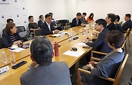 문화체육관광부 최휘영 장관이 6월 12일 국립현대미술관 서울관에서 문화예술정책자문위원회 애니메이션 분과 제3차 회의를 열어 애니메이션 산업 주요 현안과 향후 정책 방향을 논의하고 있다.