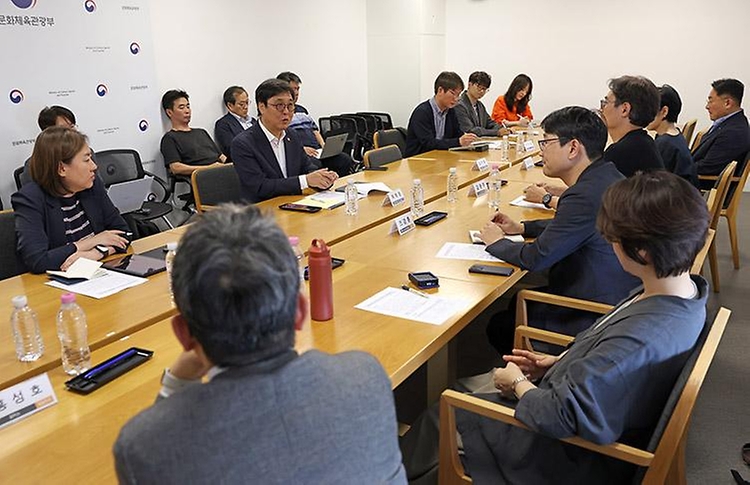 문화체육관광부 최휘영 장관이 6월 12일 국립현대미술관 서울관에서 문화예술정책자문위원회 애니메이션 분과 제3차 회의를 열어 애니메이션 산업 주요 현안과 향후 정책 방향을 논의하고 있다.