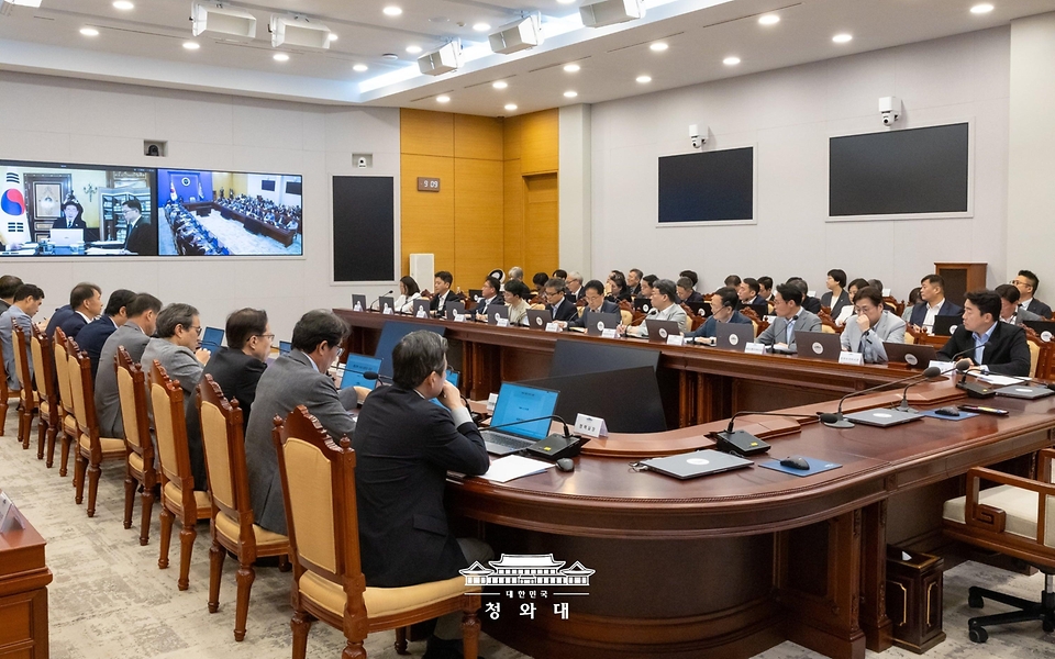 6월 14일 청와대에서 이탈리아를 국빈방문 중인 이재명 대통령이 화상회의로 주재하는 수석보좌관회의가 진행되고 있다.