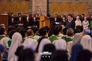 이재명 대통령이 6월 14일(현지 시간) 이탈리아 로마 성 바오로 대성전에서 열린 '평화와 연대를 위한 특별 미사'에서 기념연설을 하고 있다.