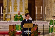 이재명 대통령이 6월 14일(현지 시간) 이탈리아 로마 성 바오로 대성전에서 열린 '평화와 연대를 위한 특별 미사'에서 기념연설을 하고 있다.