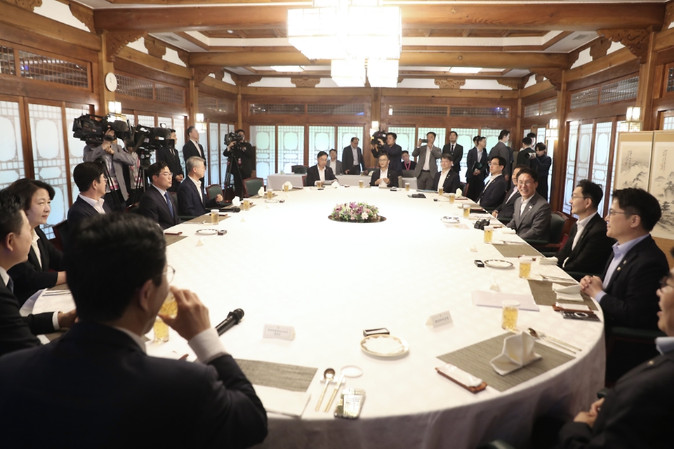 김민석 국무총리가 6월 15일 삼청동 총리서울공관에서 열린 국토대전환 관련 광역단체장 당선자 간담회를 주재하고 있다.