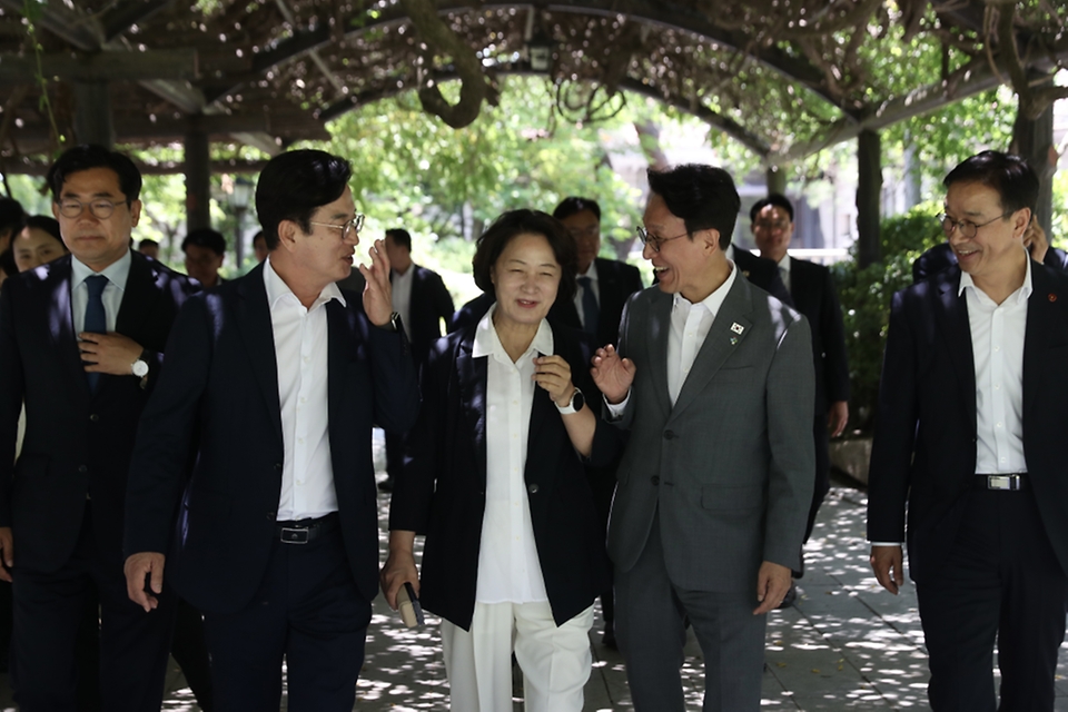 김민석 국무총리가 6월 15일 삼청동 총리서울공관에서 열린 국토대전환 관련 광역단체장 당선자 간담회를 주재하고 있다.