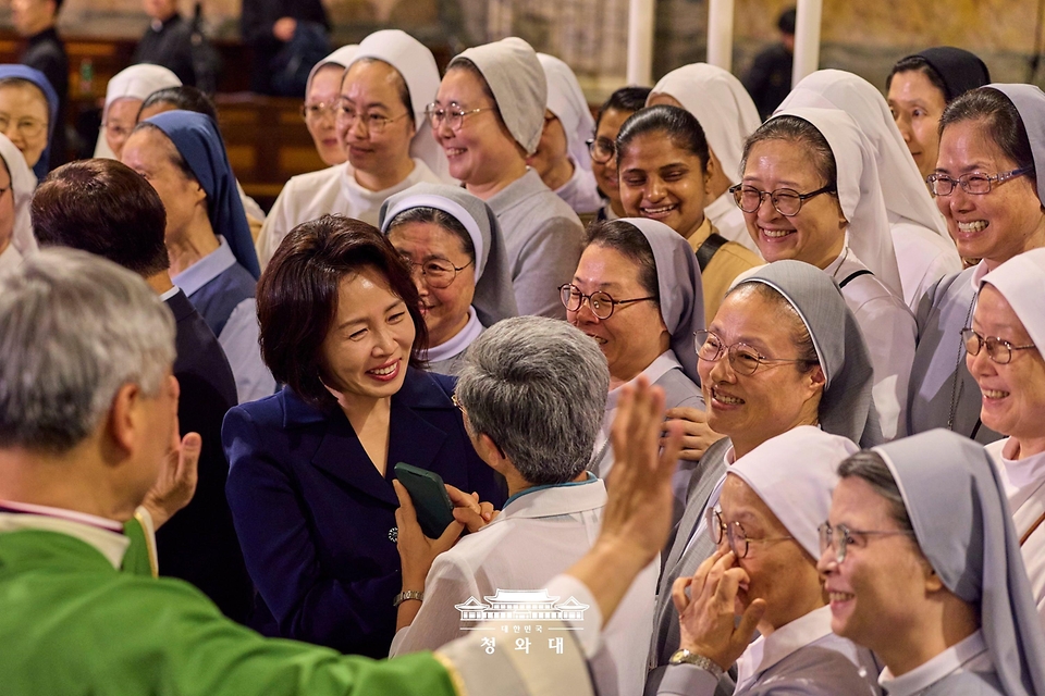 김혜경 여사가 6월 14일(현지 시간) 이탈리아 로마 성 바오로 대성전에서 열린 '평화와 연대를 위한 특별 미사'에서 참석자들과 대화하고 있다.