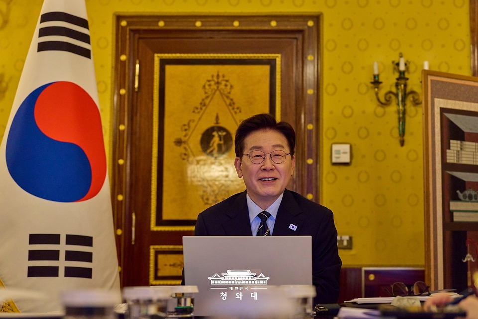 이탈리아를 국빈방문 중인 이재명 대통령이 6월 14일(현지 시간) 로마의 한 호텔에서 화상으로 수석보좌관회의를 하고 있다.