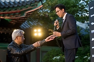 배경훈 부총리 겸 과학기술정보통신부 장관이 6월 8일 서울 중구 신라호텔 영빈관에서 열린 '엔비디아, 코리아 AI 에코시스템 리셉션'에 참석해 젠슨 황 엔비디아 대표를 만나 악수하고 있다.