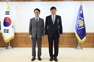 김민석 국무총리가 6월 15일 세종대로 정부서울청사에서 열린 정부업무평가 유공자 포상 수여식에서 수상자들에게 포상을 수여하고 있다.