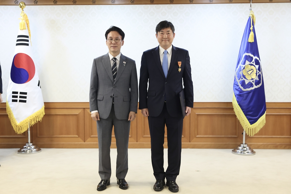 김민석 국무총리가 6월 15일 세종대로 정부서울청사에서 열린 정부업무평가 유공자 포상 수여식에서 수상자들에게 포상을 수여하고 있다.
