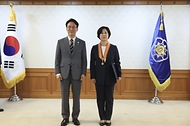 김민석 국무총리가 6월 15일 세종대로 정부서울청사에서 열린 정부업무평가 유공자 포상 수여식에서 수상자들에게 포상을 수여하고 있다.