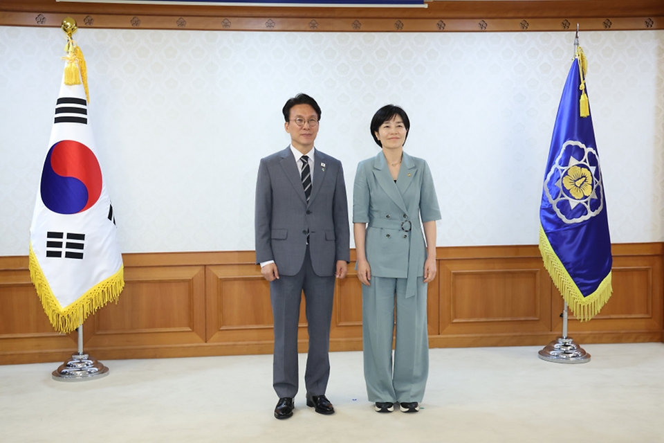 김민석 국무총리가 6월 15일 세종대로 정부서울청사에서 열린 차관급 임명장 수여식에서 임명장 전달 및 기념촬영을 하고 있다.