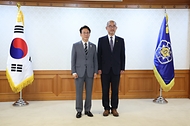 김민석 국무총리가 6월 15일 세종대로 정부서울청사에서 열린 차관급 임명장 수여식에서 임명장 전달 및 기념촬영을 하고 있다.