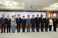 김민석 국무총리가 6월 15일 세종대로 정부서울청사에서 열린 차관급 임명장 수여식에서 임명장 전달 및 기념촬영을 하고 있다.
