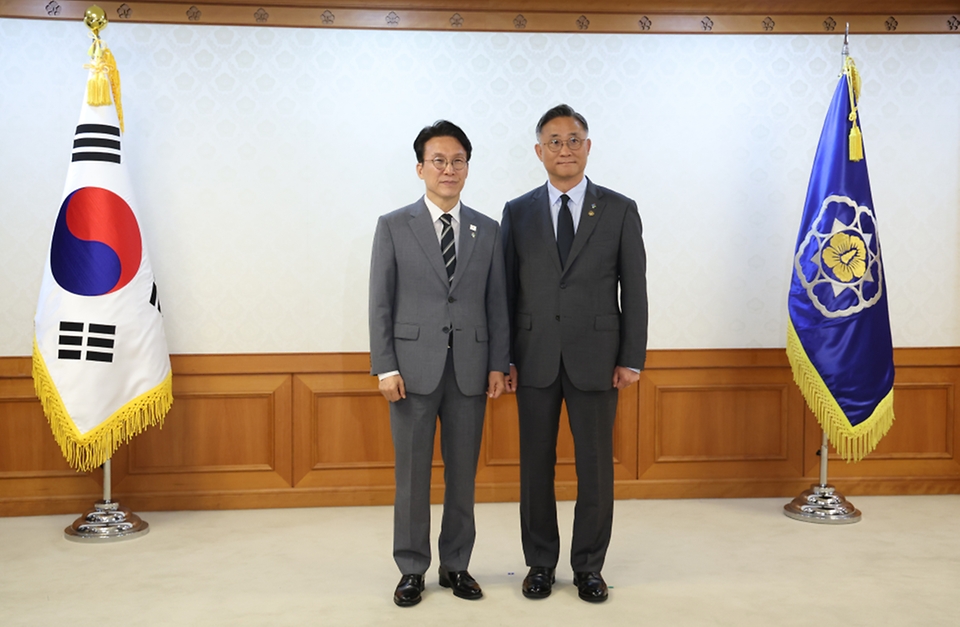 김민석 국무총리가 6월 15일 세종대로 정부서울청사에서 열린 차관급 임명장 수여식에서 임명장 전달 및 기념촬영을 하고 있다.