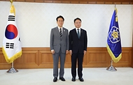 김민석 국무총리가 6월 15일 세종대로 정부서울청사에서 열린 차관급 임명장 수여식에서 임명장 전달 및 기념촬영을 하고 있다.