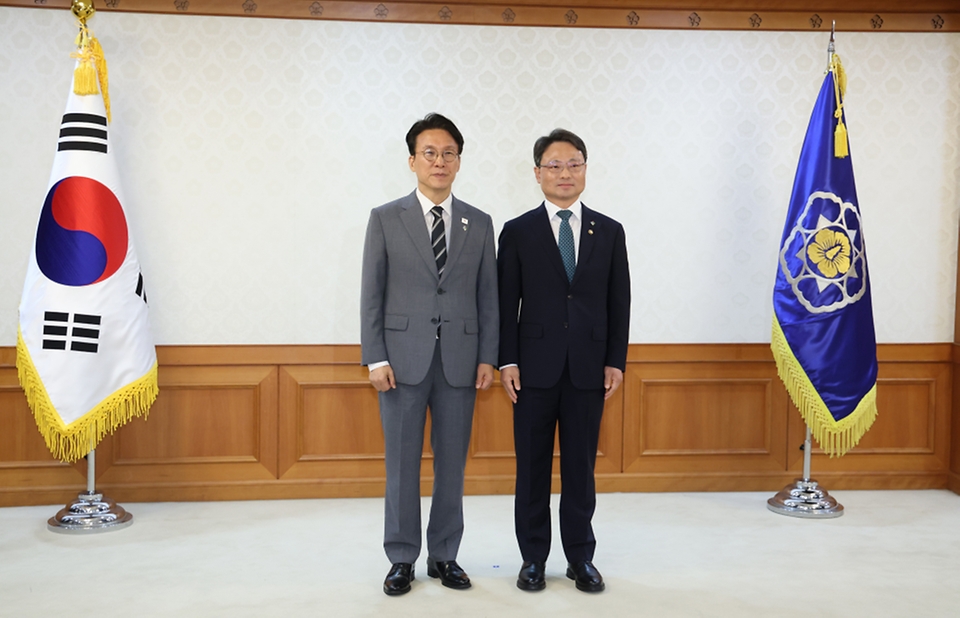 김민석 국무총리가 6월 15일 세종대로 정부서울청사에서 열린 차관급 임명장 수여식에서 임명장 전달 및 기념촬영을 하고 있다.