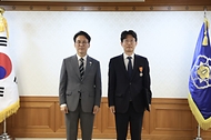 김민석 국무총리가 6월 15일 세종대로 정부서울청사에서 열린 정부업무평가 유공자 포상 수여식에서 수상자들에게 포상을 수여하고 있다.