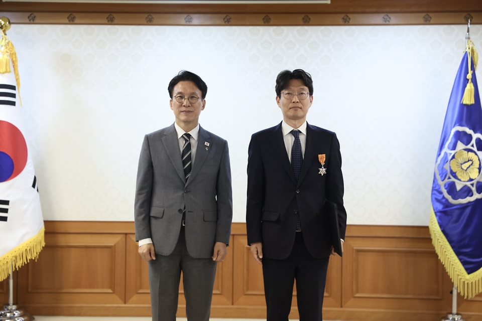 김민석 국무총리가 6월 15일 세종대로 정부서울청사에서 열린 정부업무평가 유공자 포상 수여식에서 수상자들에게 포상을 수여하고 있다.