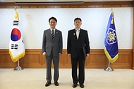 김민석 국무총리가 6월 15일 세종대로 정부서울청사에서 열린 정부업무평가 유공자 포상 수여식에서 수상자들에게 포상을 수여하고 있다.