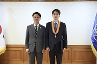 김민석 국무총리가 6월 15일 세종대로 정부서울청사에서 열린 정부업무평가 유공자 포상 수여식에서 수상자들에게 포상을 수여하고 있다.