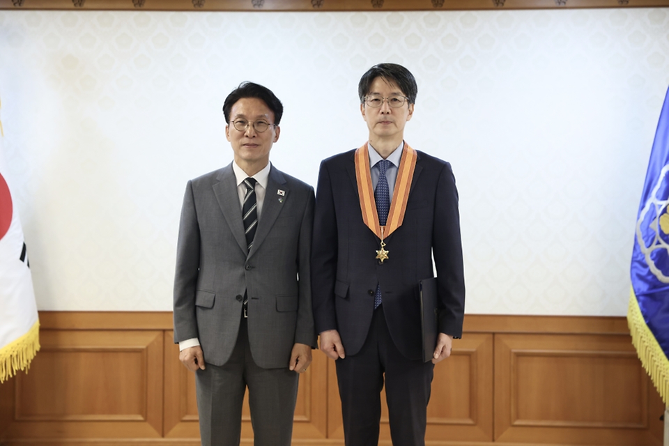 김민석 국무총리가 6월 15일 세종대로 정부서울청사에서 열린 정부업무평가 유공자 포상 수여식에서 수상자들에게 포상을 수여하고 있다.