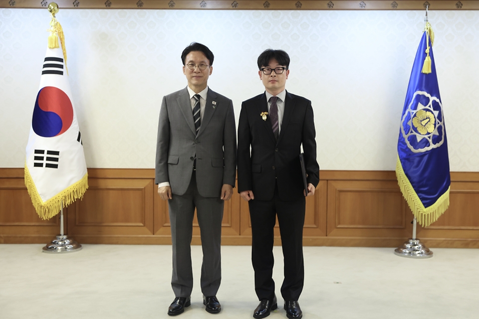 김민석 국무총리가 6월 15일 세종대로 정부서울청사에서 열린 정부업무평가 유공자 포상 수여식에서 수상자들에게 포상을 수여하고 있다.